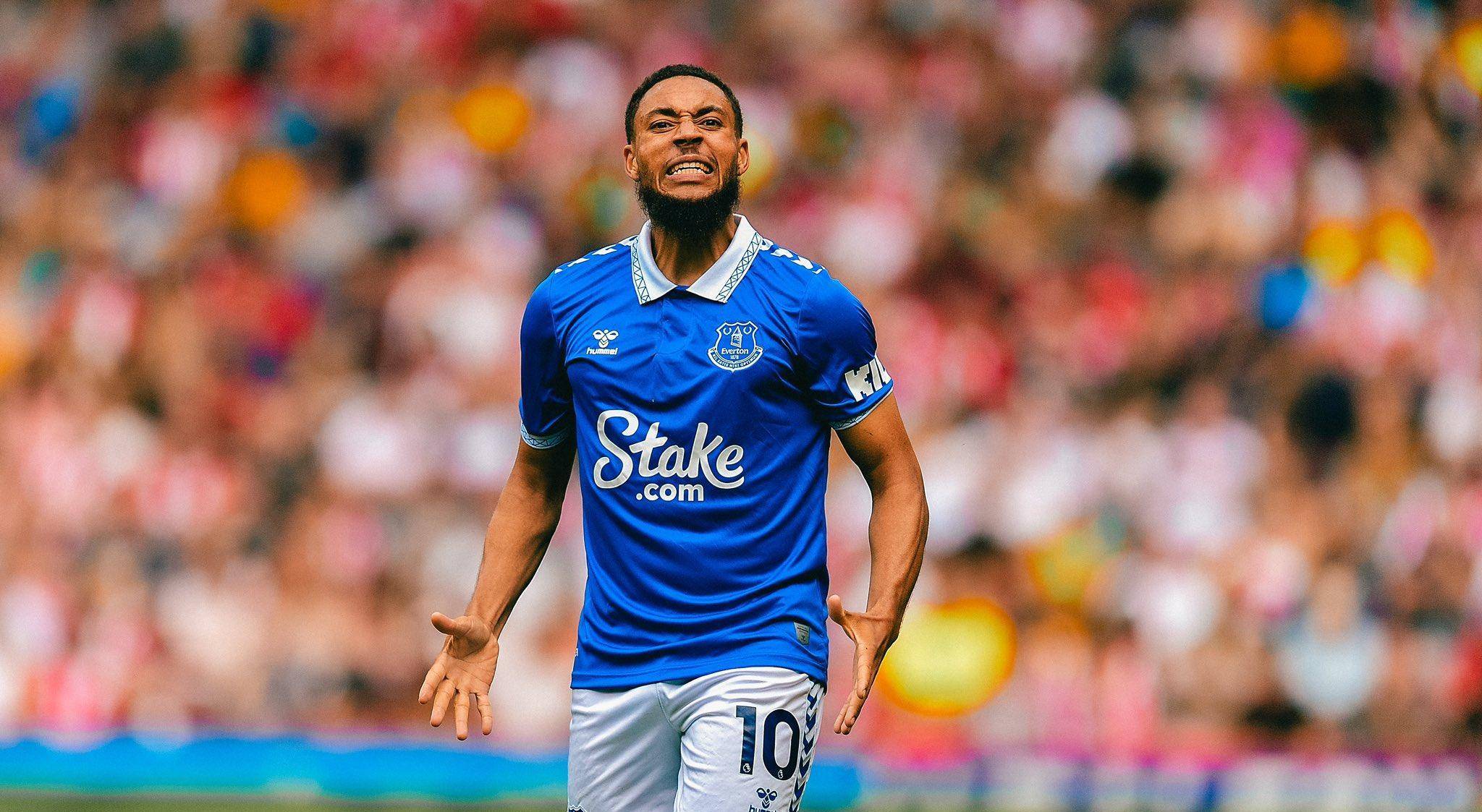 包含埃弗顿前锋发挥出色，创造进球机会的词条