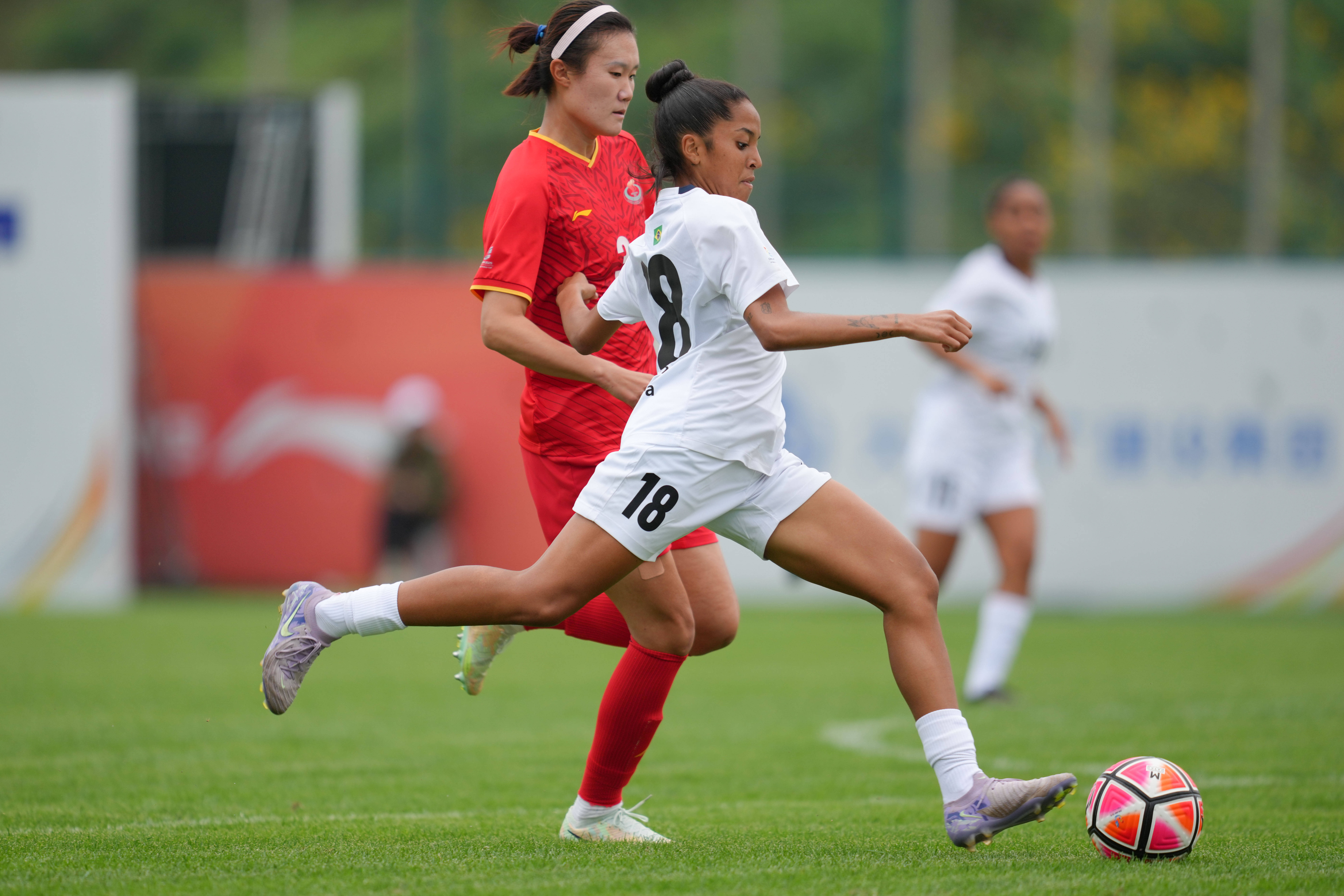 关于女足球员在国外比赛中赢得掌声的信息