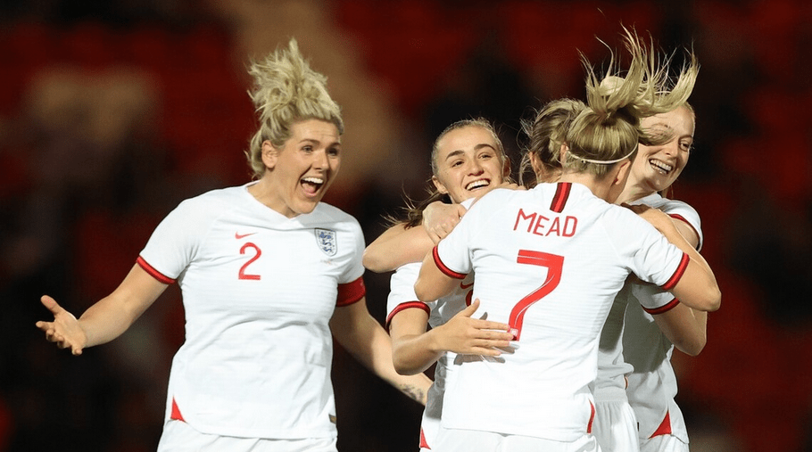 包含中国羽毛球队横扫英格兰羽毛球队，辛杜高光表现的词条