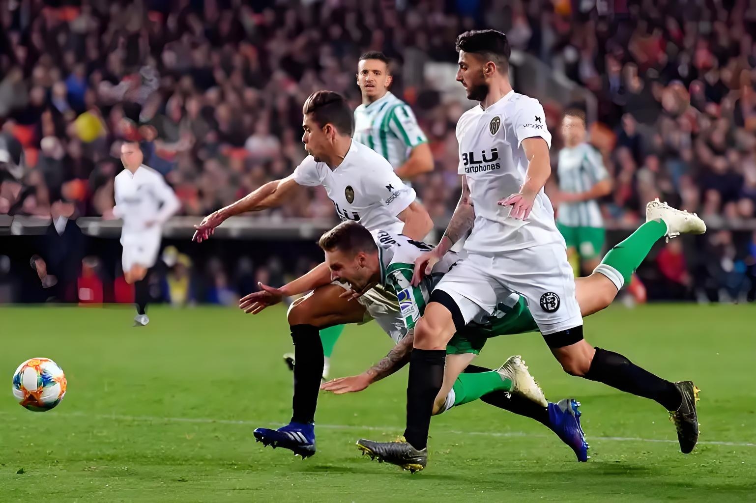 包含多特蒙德鏖战日本，戈麦斯带队取胜的词条